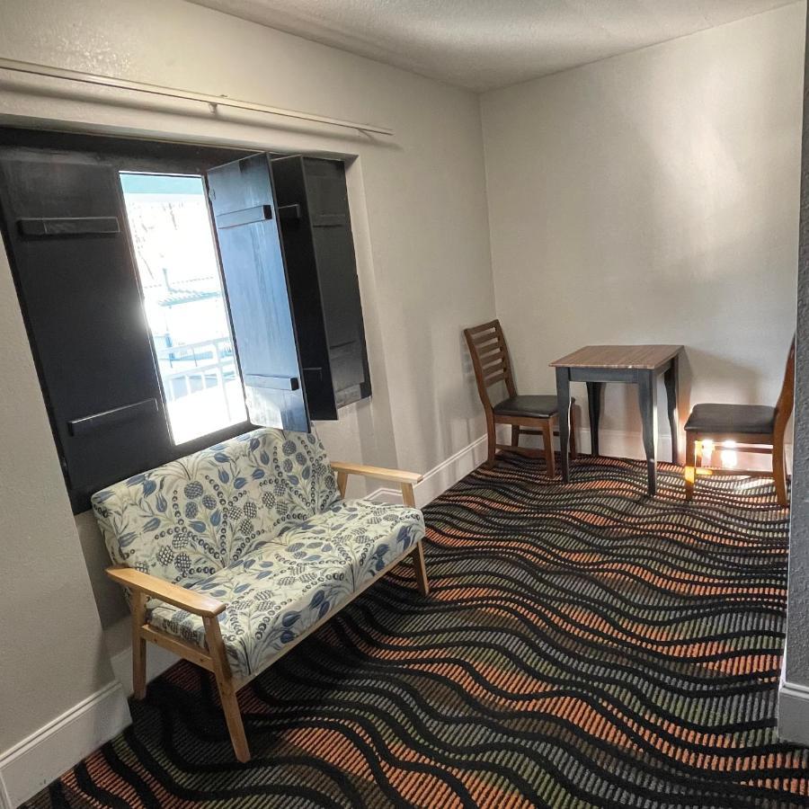 Country Town N' Suites Gatlinburg Bagian luar foto