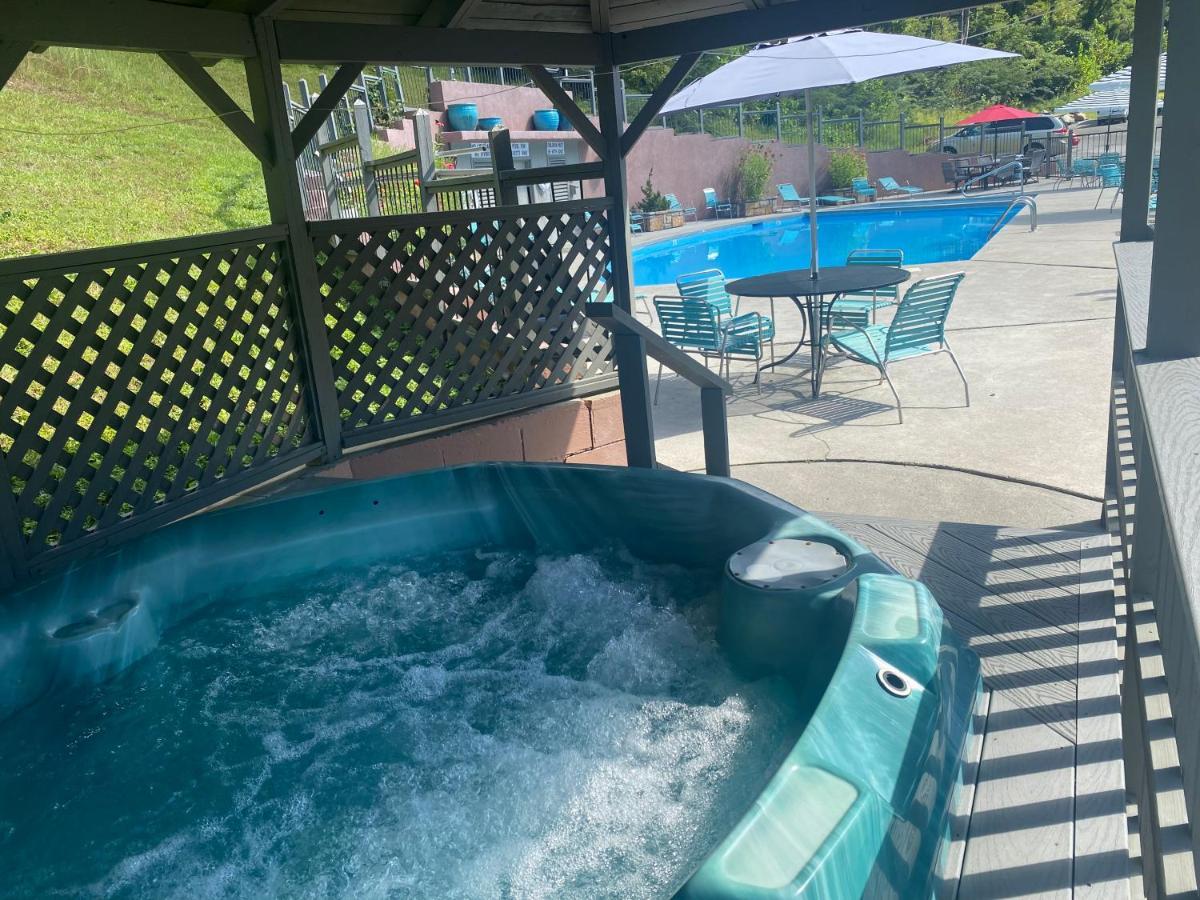 Country Town N' Suites Gatlinburg Bagian luar foto