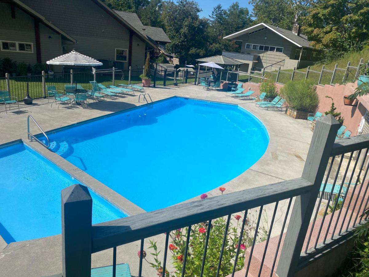 Country Town N' Suites Gatlinburg Bagian luar foto